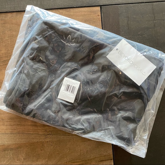 Beyond Yoga Infinity Hidden Pocket Scarf NWT - Picture 3 of 4